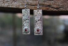 Load image into Gallery viewer, Earrings with flower and stone